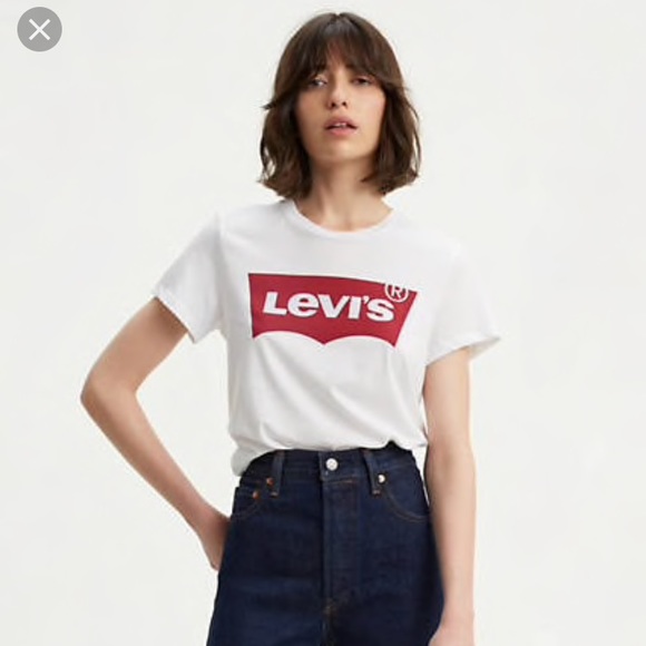 Levi's Tops - ⭐️Levi’s Chic T Shirt